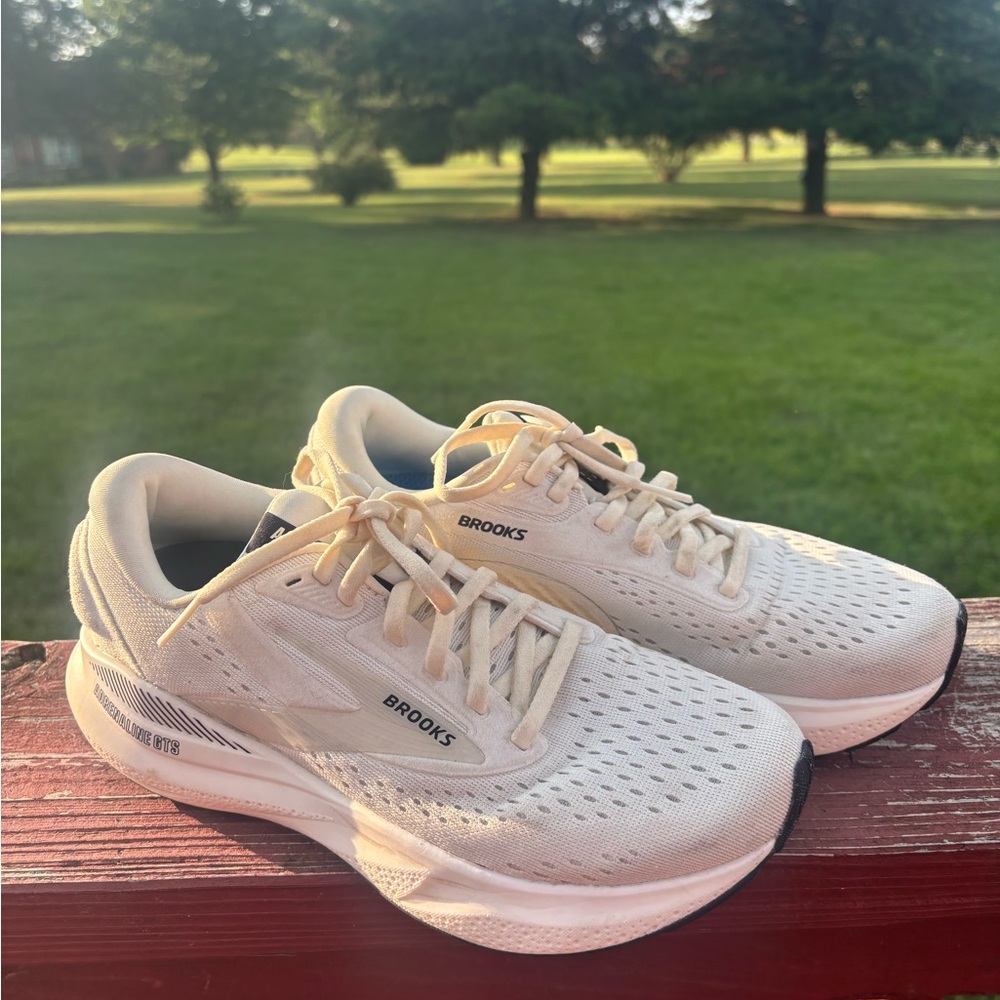 Brooks Women's Cream Sneakers